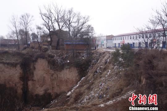 圖為未填黃土之前的安家寺大溝。慶城縣委外宣辦供