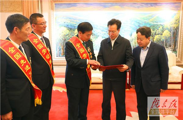 慶陽(yáng)市3名全國(guó)勞動(dòng)模范和先進(jìn)工作者載譽(yù)歸來(lái)！贠建民盧小亨親切會(huì)見(jiàn)