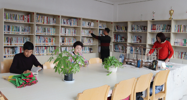 居民在社區(qū)城市書吧看書、繪畫。  通訊員  郭芳  攝  