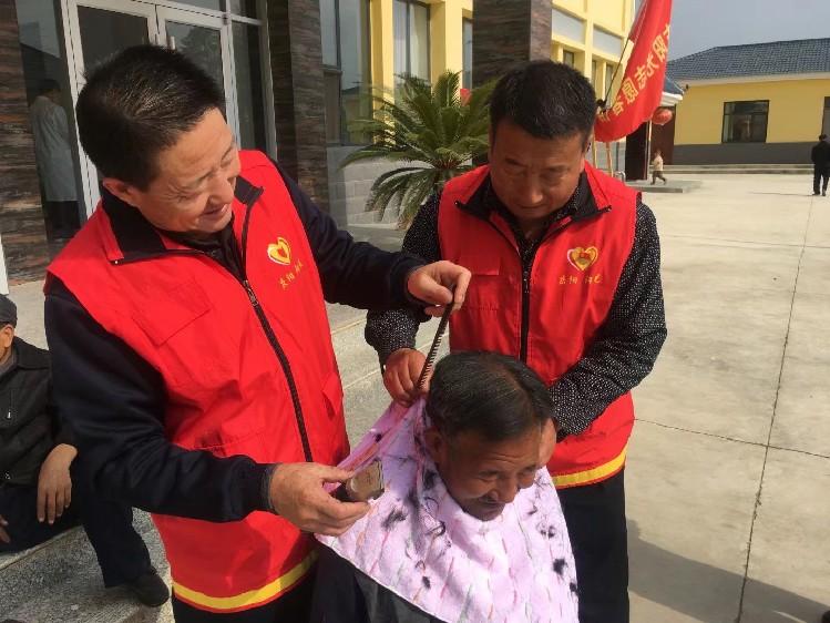 慶陽市陽光志愿者協(xié)會志愿者在什社敬老院給老人理發(fā)。  通訊員  陽光  攝  