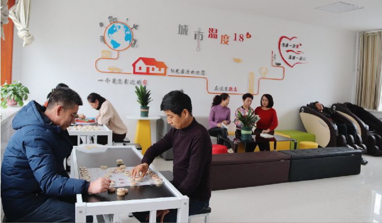市民在東大街社區(qū)陽光客廳休閑娛樂。  通訊員  郭芳  攝  