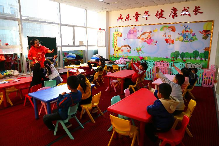 麗景幼兒園學(xué)生在合水東路社區(qū)的“四點半課堂”做互動游戲。  通訊員  翟娜娜  攝  