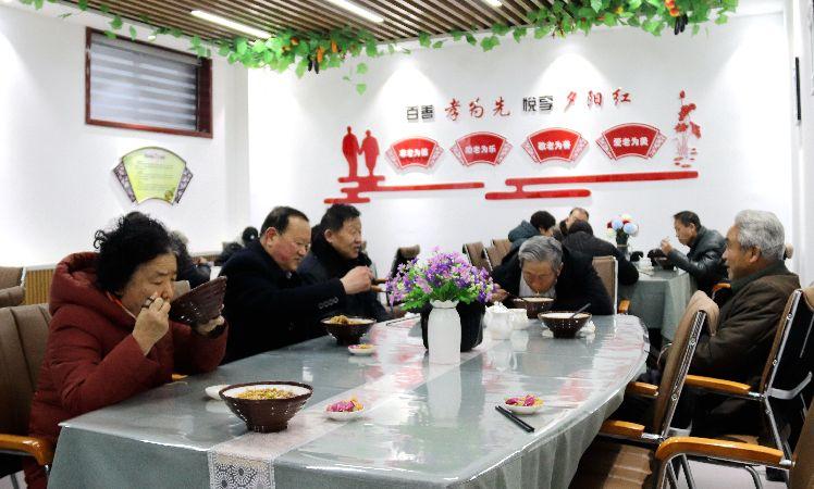 南苑路社區(qū)，老人在“老年餐桌”就餐。  通訊員  耿洋洋  攝  