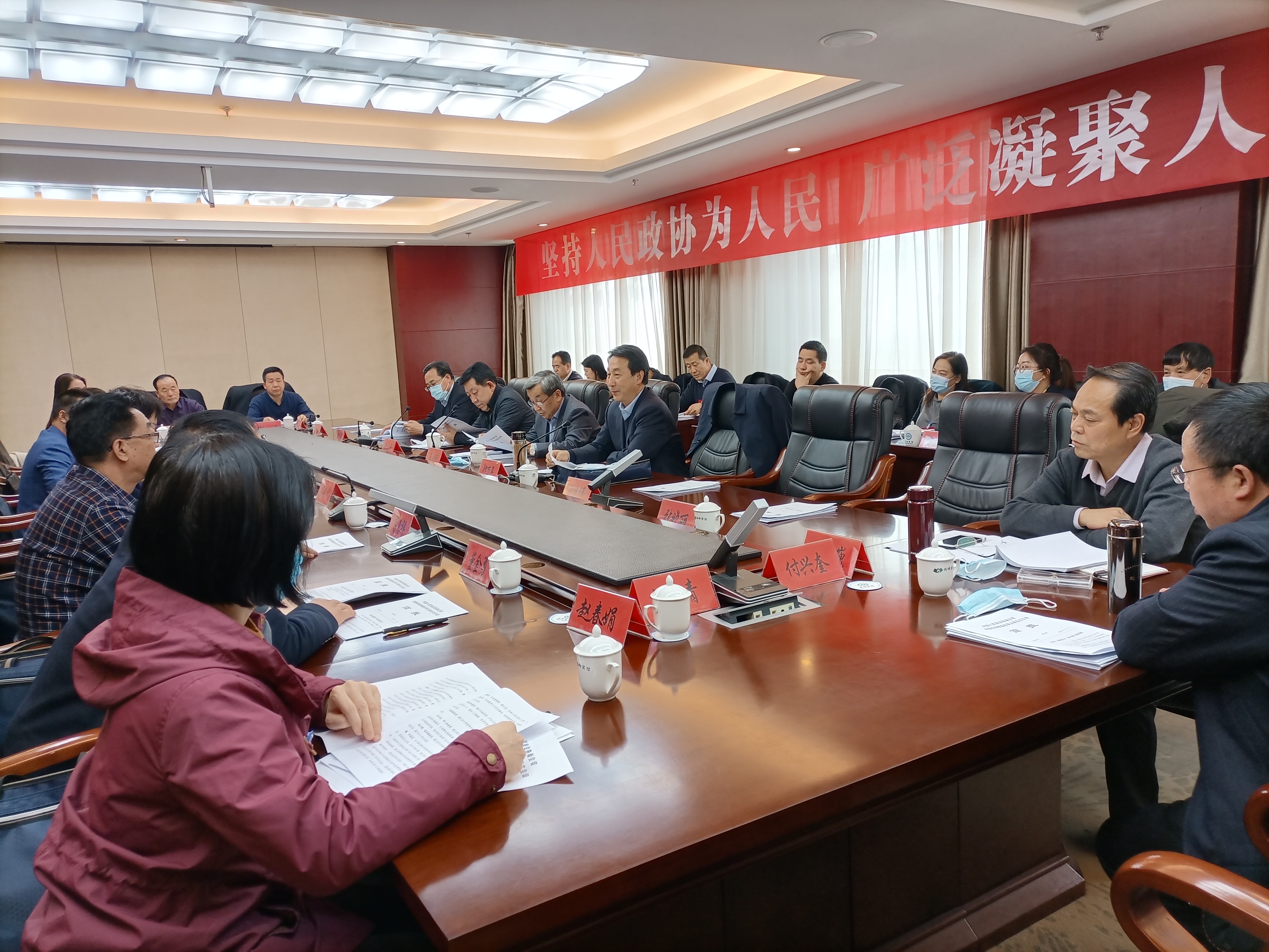 市政協(xié)委員繼續(xù)分組討論市委書記講話和相關(guān)報(bào)告。