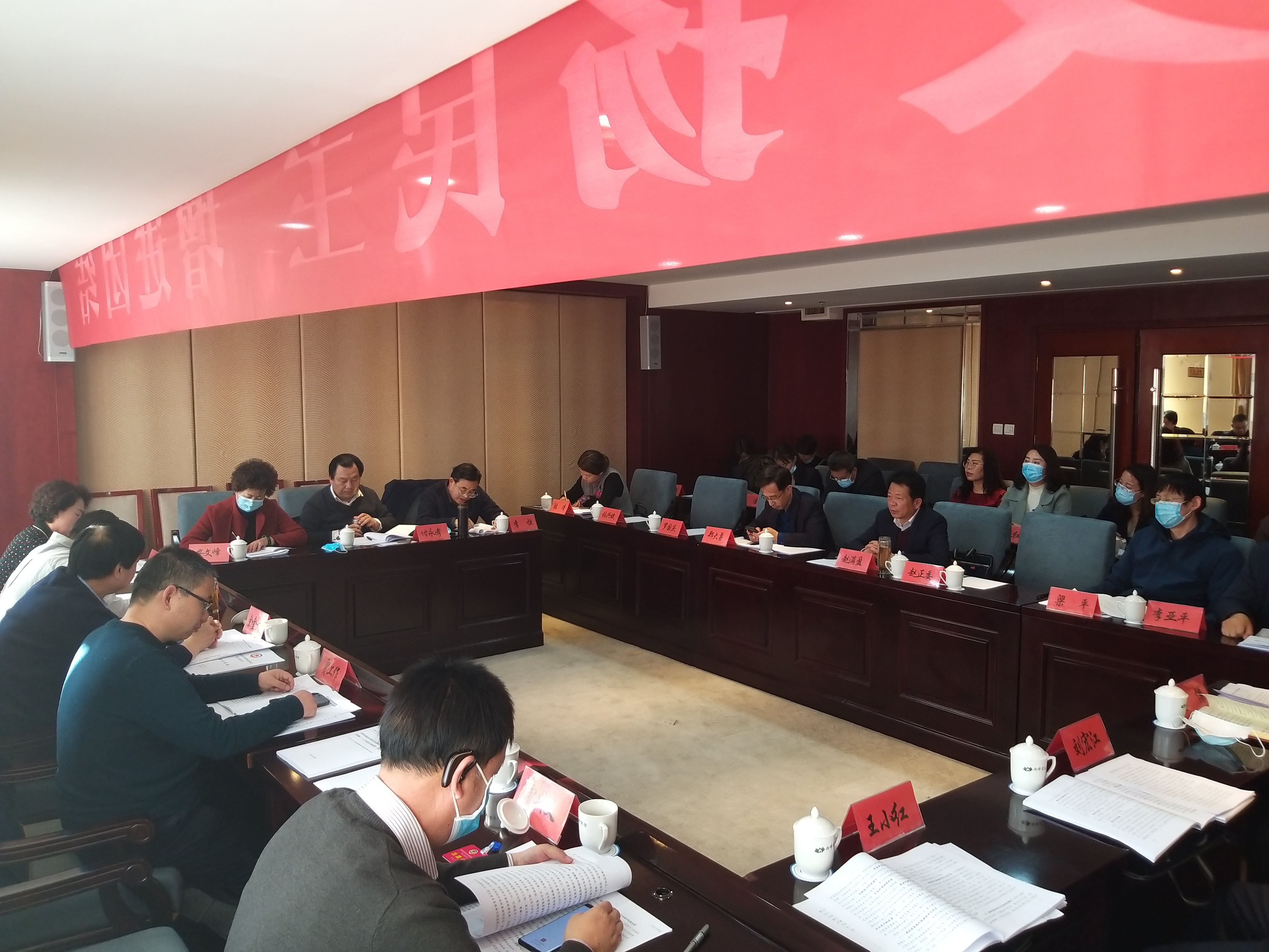 市政協(xié)委員繼續(xù)分組討論市委書記講話和相關(guān)報(bào)告。