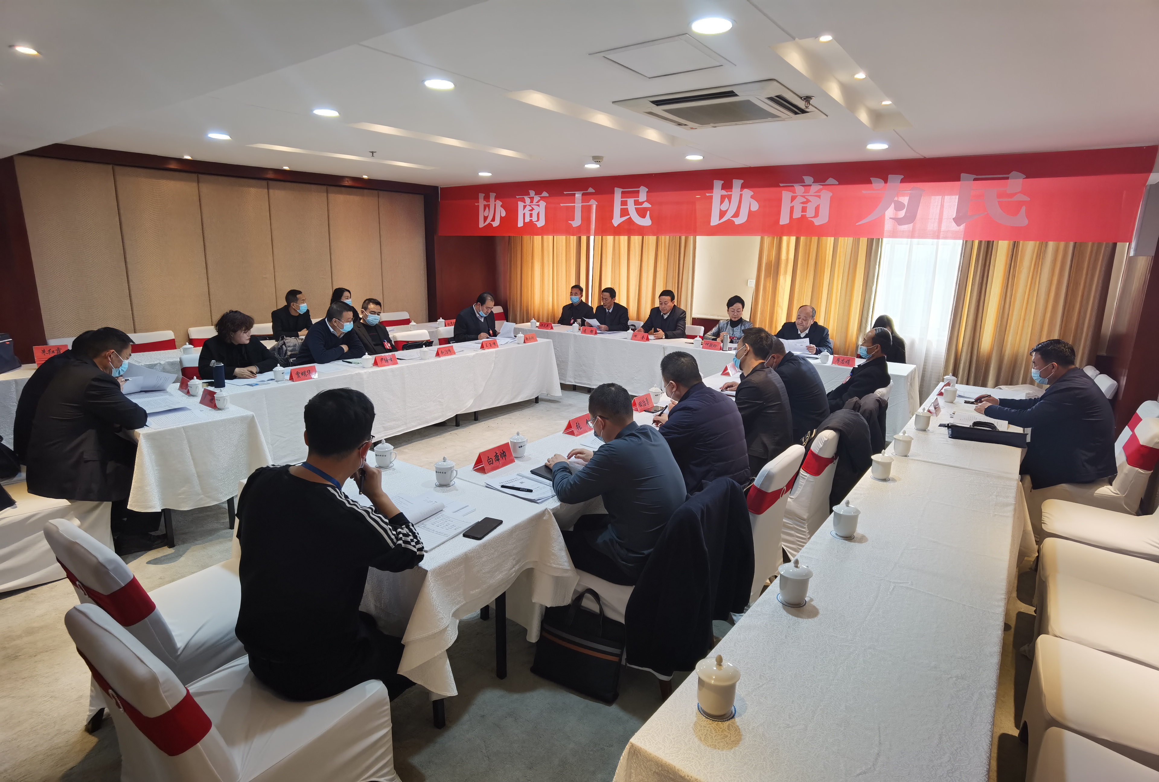 市政協(xié)委員繼續(xù)分組討論市委書記講話和相關(guān)報(bào)告。