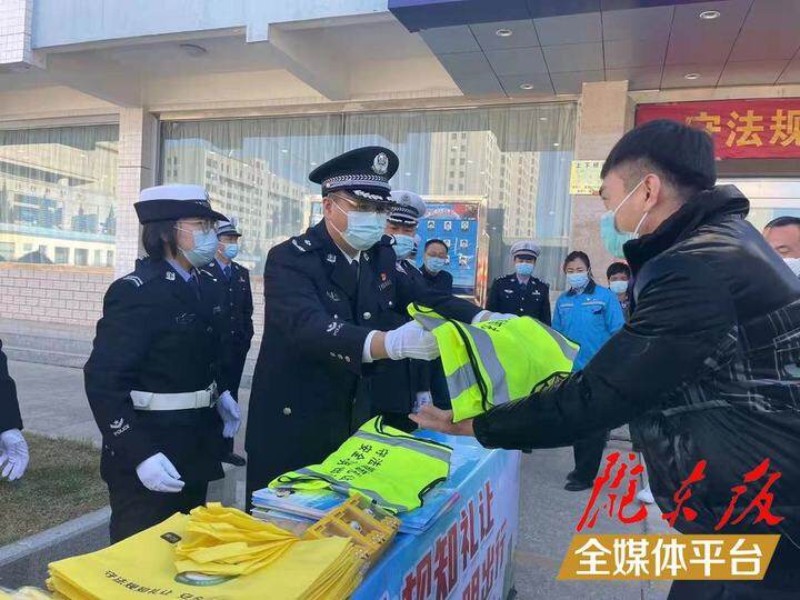 2021年慶陽市暨西峰區(qū)第十個(gè)“全國交通安全日”群眾性主題活動啟動儀式舉行