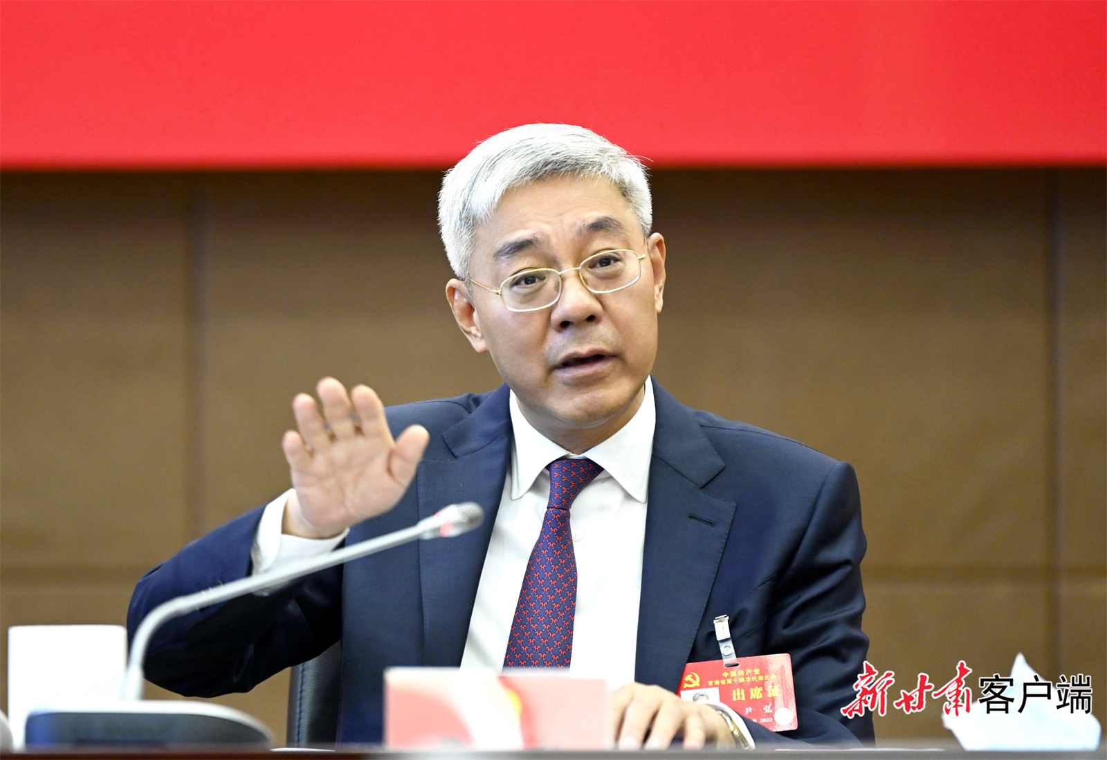 尹弘?yún)⒓游渫写韴F討論時強調(diào)：找準功能定位，發(fā)揮比較優(yōu)勢，積極融入“一核三帶”區(qū)域發(fā)展格局