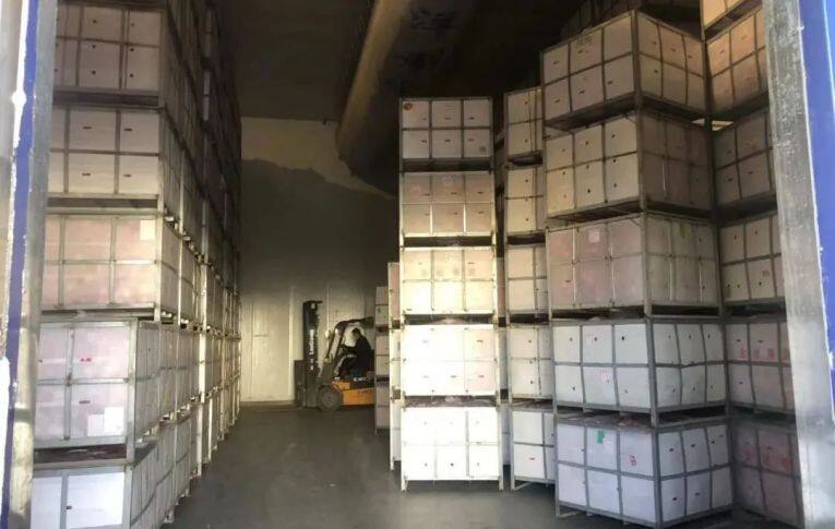 恒溫保鮮冷藏庫里存放的裝滿蘋果的果筐。