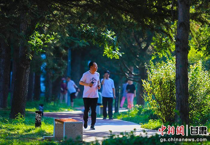 圖為市民在西峰區(qū)人民廣場休閑鍛煉。(資料圖)俄少飛 攝