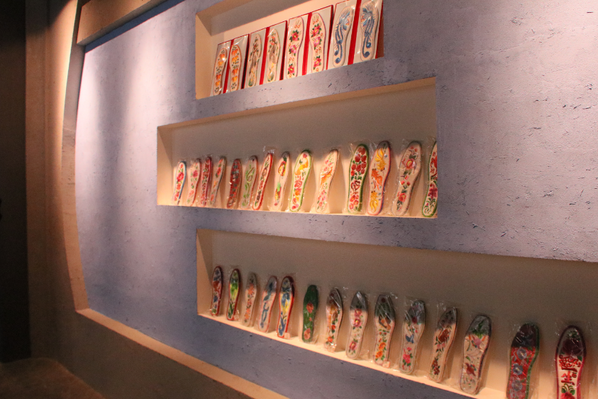 莊子峁生態(tài)農(nóng)莊農(nóng)耕文化展示廳內(nèi)展示的手工刺繡鞋墊。