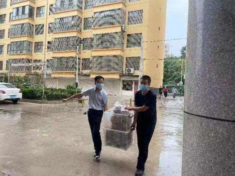 看到路邊的醫(yī)護人員，鎮(zhèn)原這對80后夫妻果斷做了一個決定！