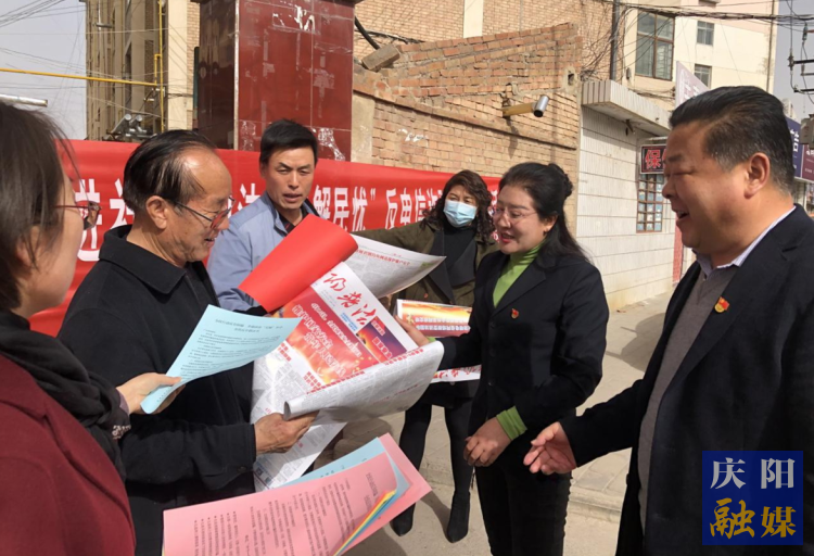 慶陽市司法局在合水縣老城鎮(zhèn)開展送法下鄉(xiāng)活動。