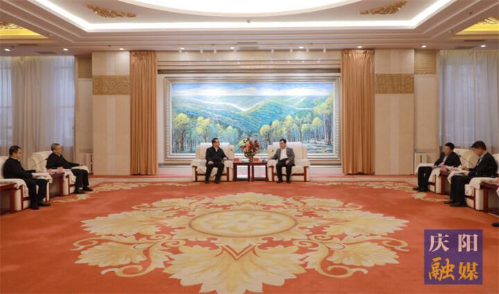黃澤元與長慶油田分公司執(zhí)行董事、黨委書記李戰(zhàn)明和總經(jīng)理、黨委副書記余浩杰一行座談
