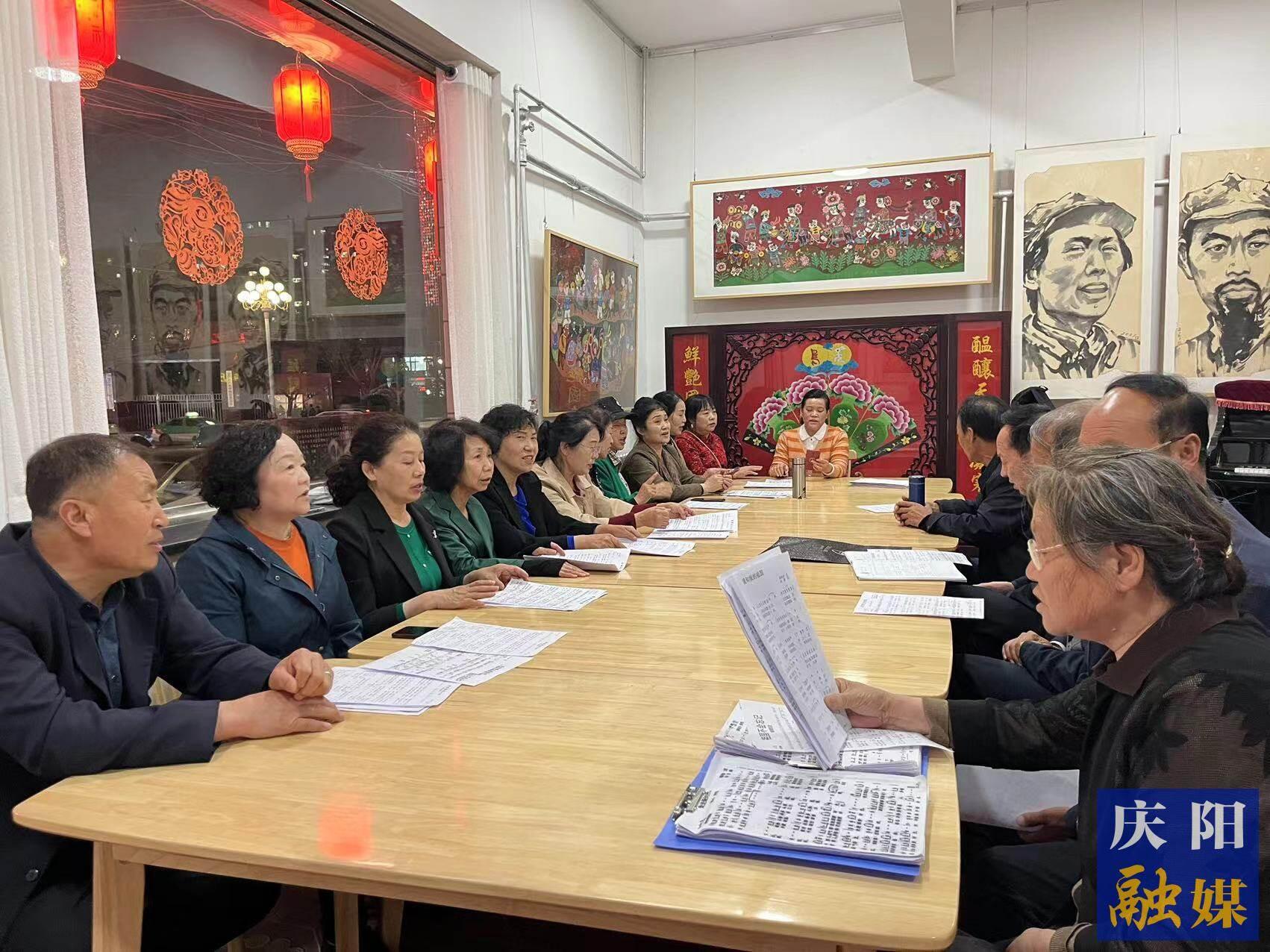 華池縣文化館民歌合唱團的成員在練習隴東民歌。