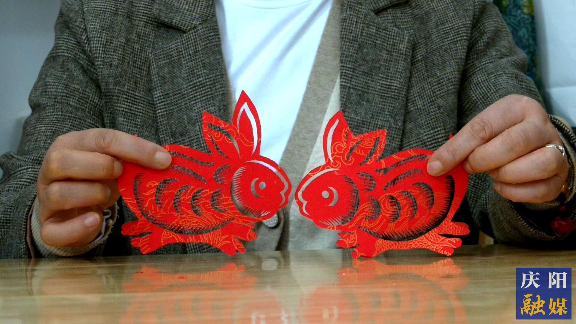 華池縣文化館非遺工坊的手藝人創(chuàng)作的剪紙。 通訊員 雷彩利 攝