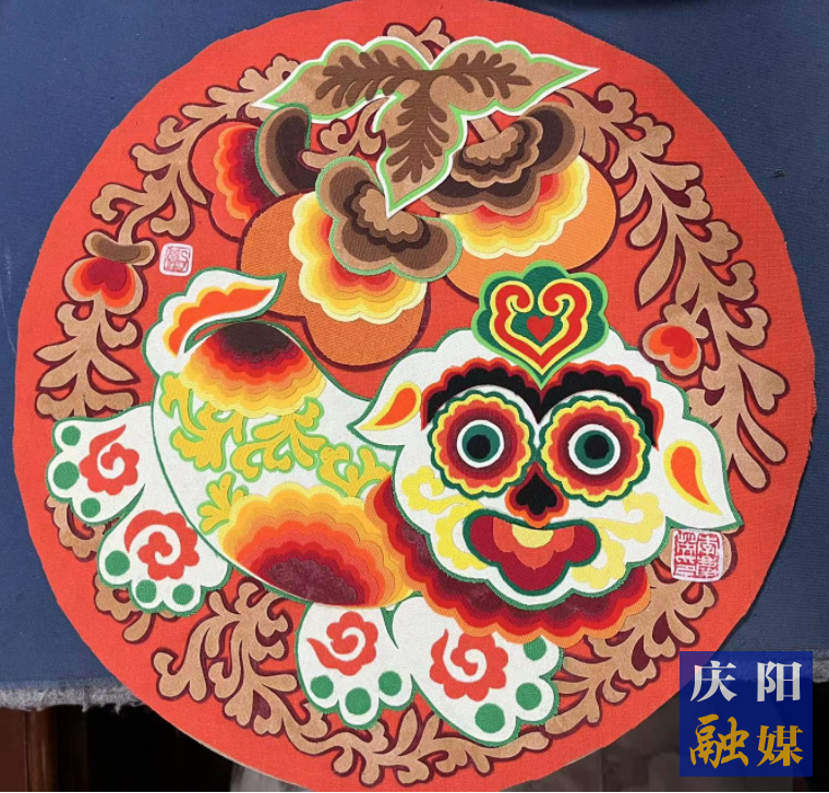李慶英創(chuàng)作的布貼畫作品。