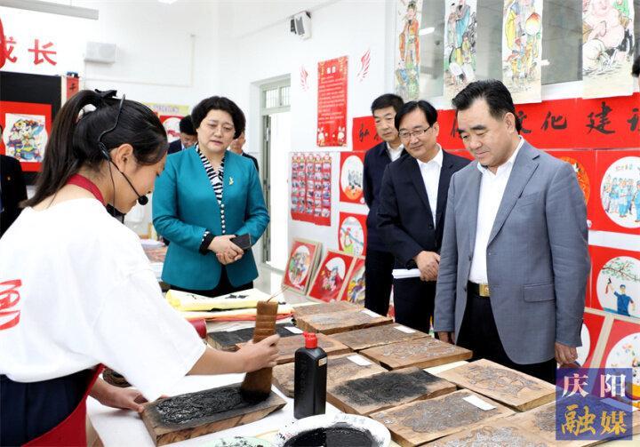 向全市少年兒童致以節(jié)日祝福！黃澤元開展“六一”國際兒童節(jié)慰問活動