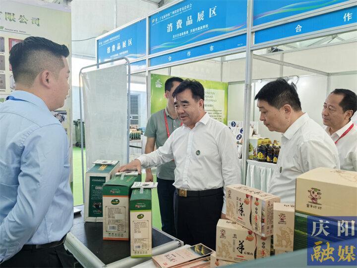 黃澤元周繼軍巡視蘭洽會時尚消費品和“甘味”農產品展區(qū)慶陽企業(yè)展位