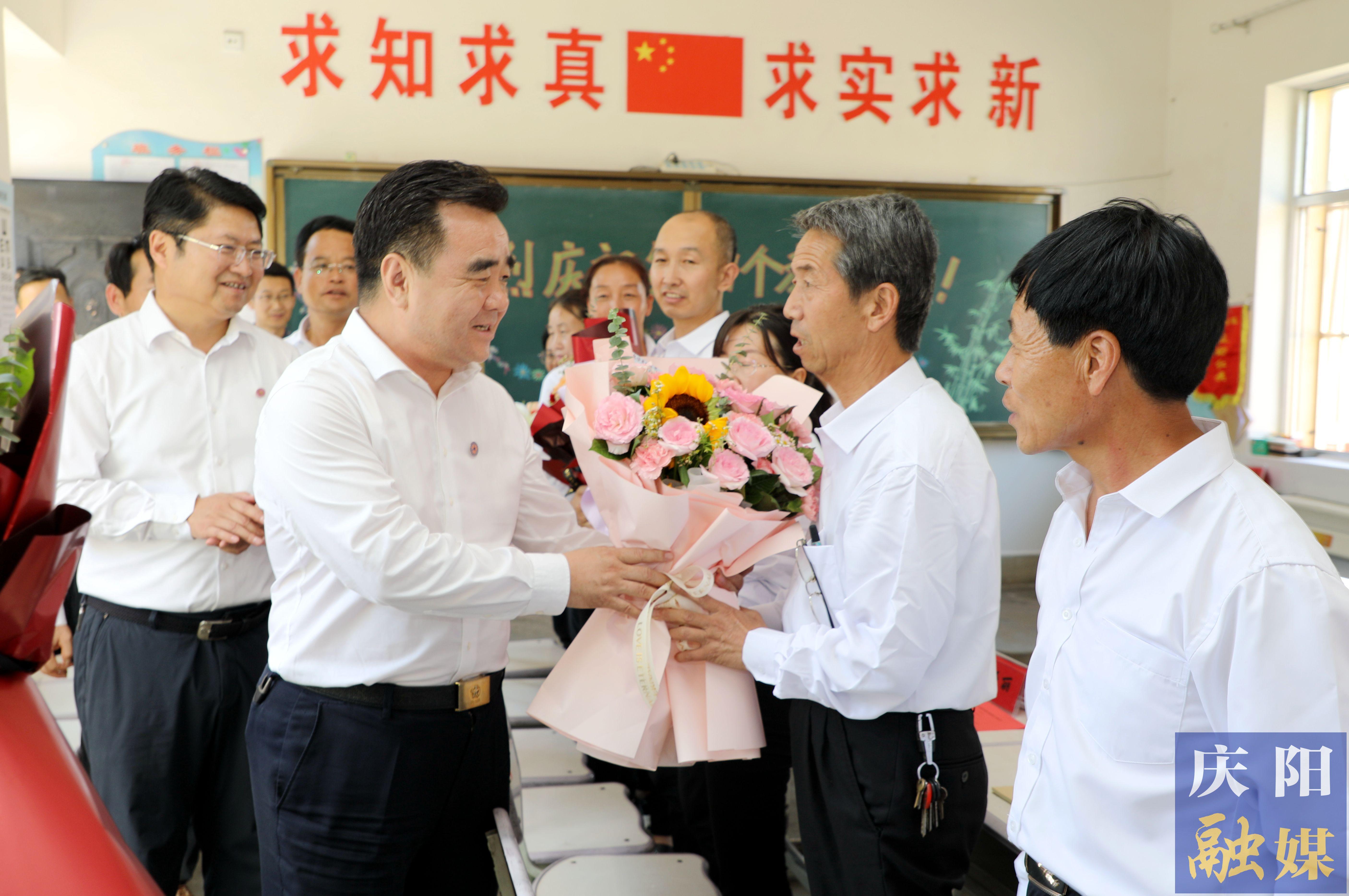 黃澤元在鎮(zhèn)原縣屯字鎮(zhèn)田嶺小學走訪慰問一線教師 勉勵大家擔當教育使命，當好美麗園丁，引領鄉(xiāng)村文化，努力培養(yǎng)德智體美勞全面發(fā)展的社會主義建設者和接班人