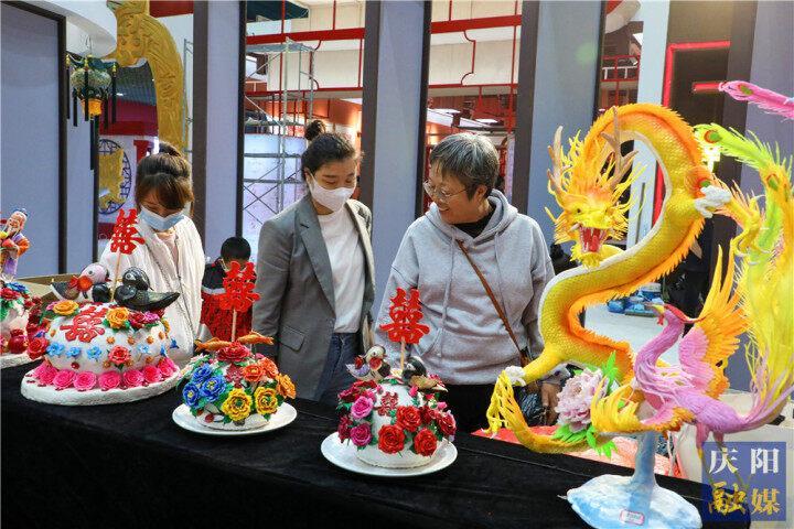 【攝影報(bào)道】先睹為快！香包節(jié)展銷產(chǎn)品豐富多彩琳瑯滿目