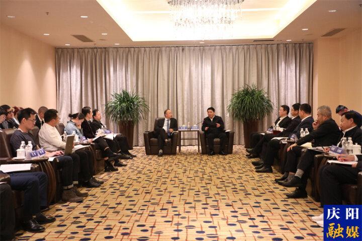 周繼軍與參加甘肅綠色算力產業(yè)推介會暨圓桌論壇的企業(yè)代表座談