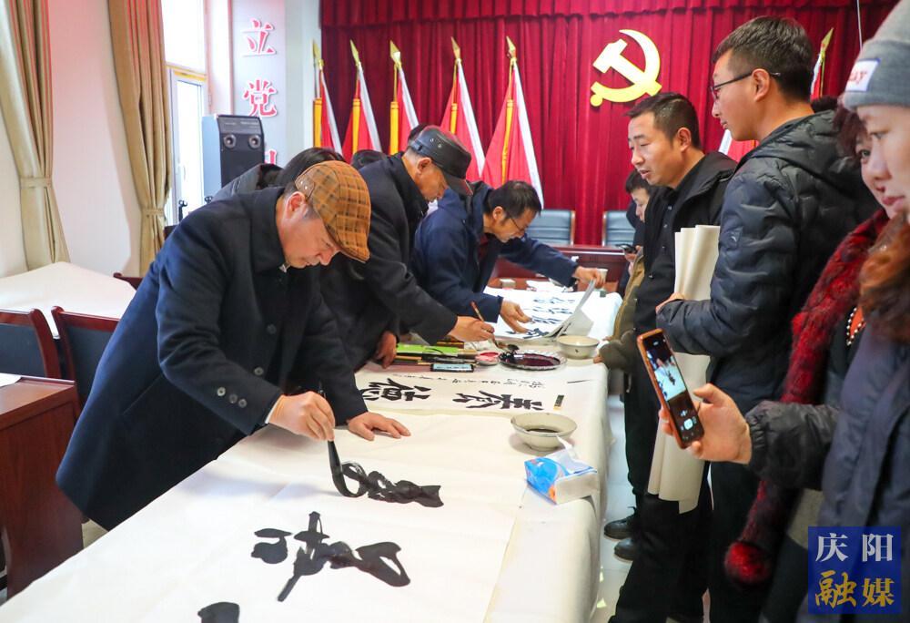 【攝影報(bào)道】岐黃書畫院組織開展送書畫下鄉(xiāng)惠民活動