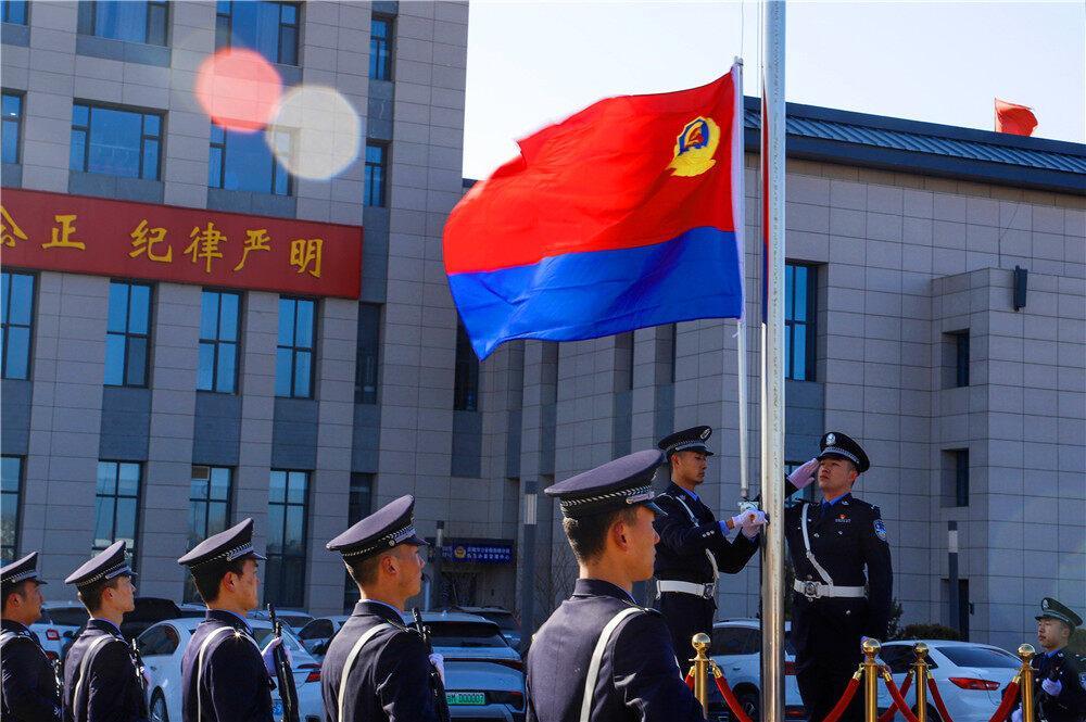 【攝影報道】慶陽市公安局西峰分局舉行升警旗儀式，慶祝第四個中國人民警察節(jié)
