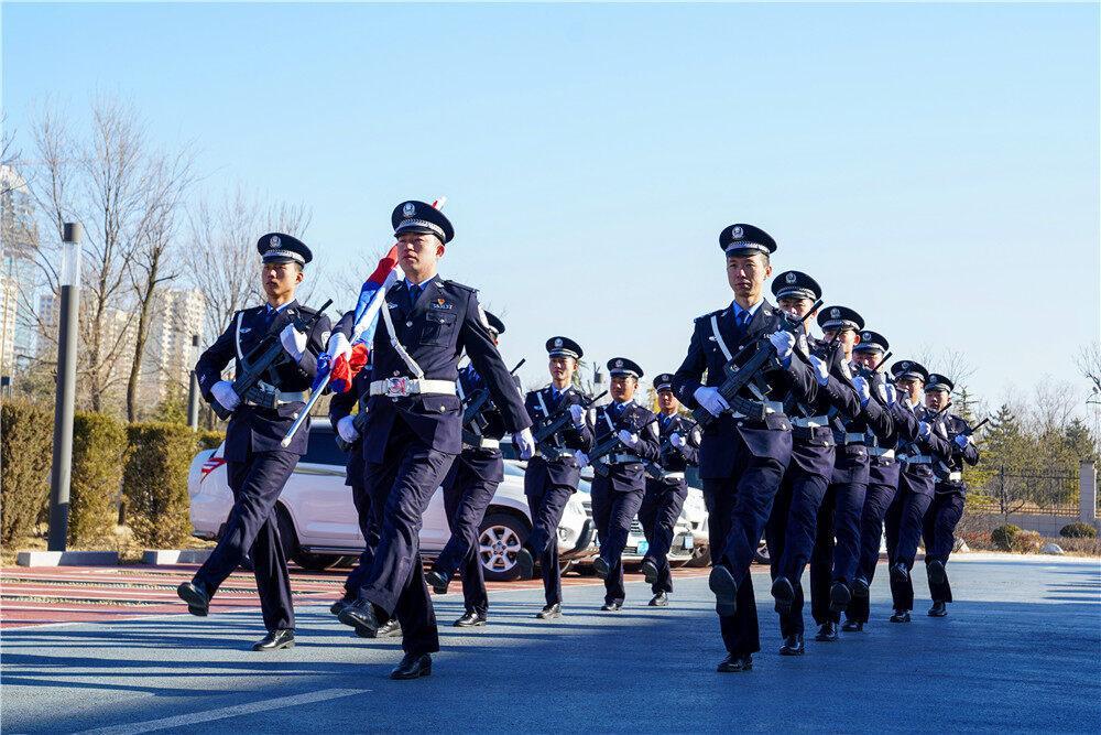 【攝影報道】慶陽市公安局西峰分局舉行升警旗儀式，慶祝第四個中國人民警察節(jié)