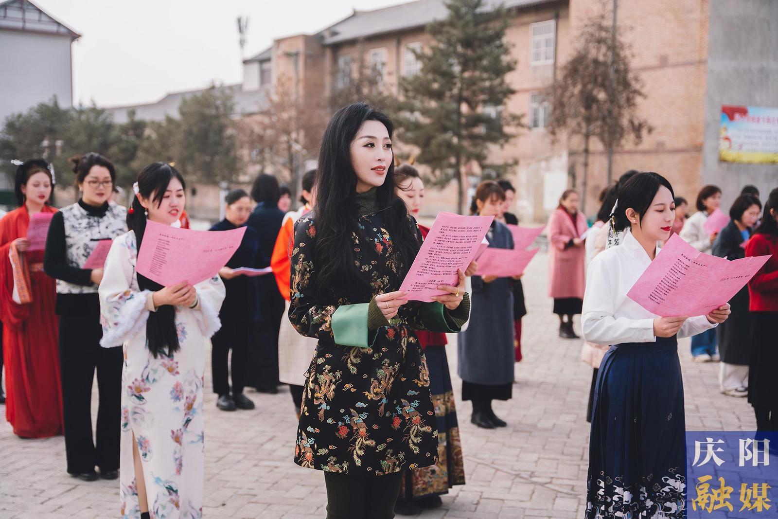【攝影報道】春日有約不負(fù)芬芳 ——市委宣傳部、市委統(tǒng)戰(zhàn)部、市融媒體中心女職工攜手共慶“三八”國際勞動婦女節(jié)
