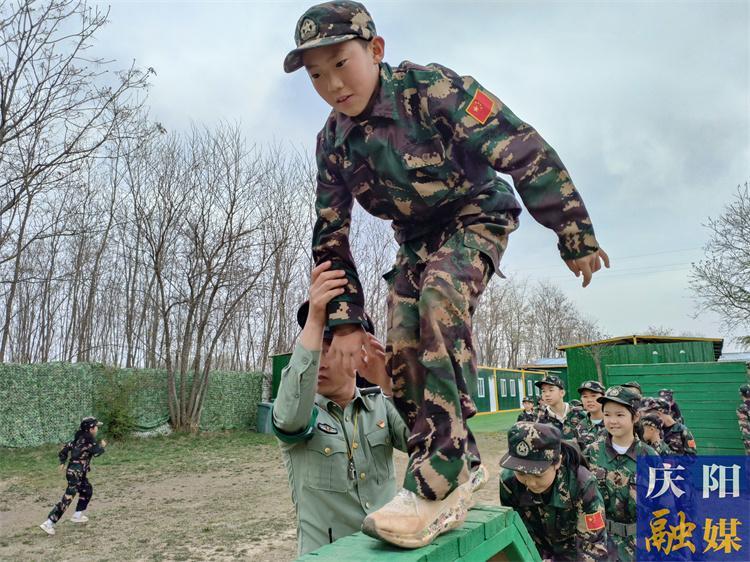 【攝影報道】小記者變身“特種兵”“沉浸式”體驗(yàn)軍旅生活