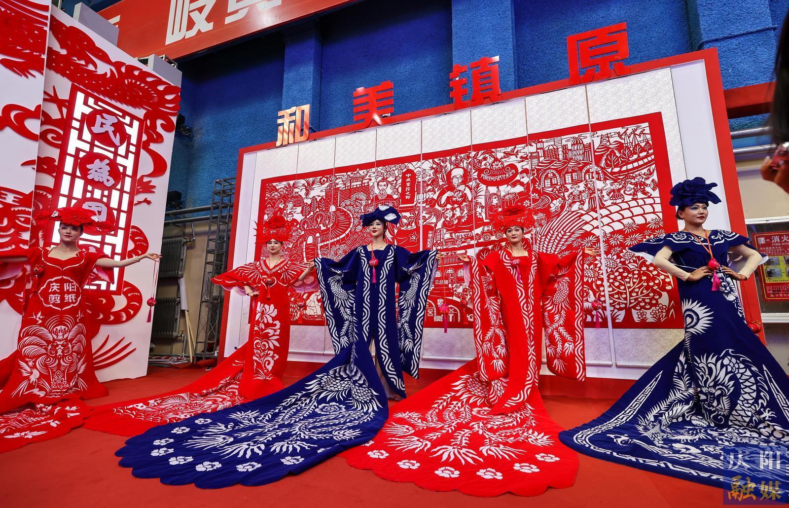 【攝影報(bào)道】香包、刺繡、剪紙……慶陽民俗文化精品展區(qū)中哪些展品驚艷到你