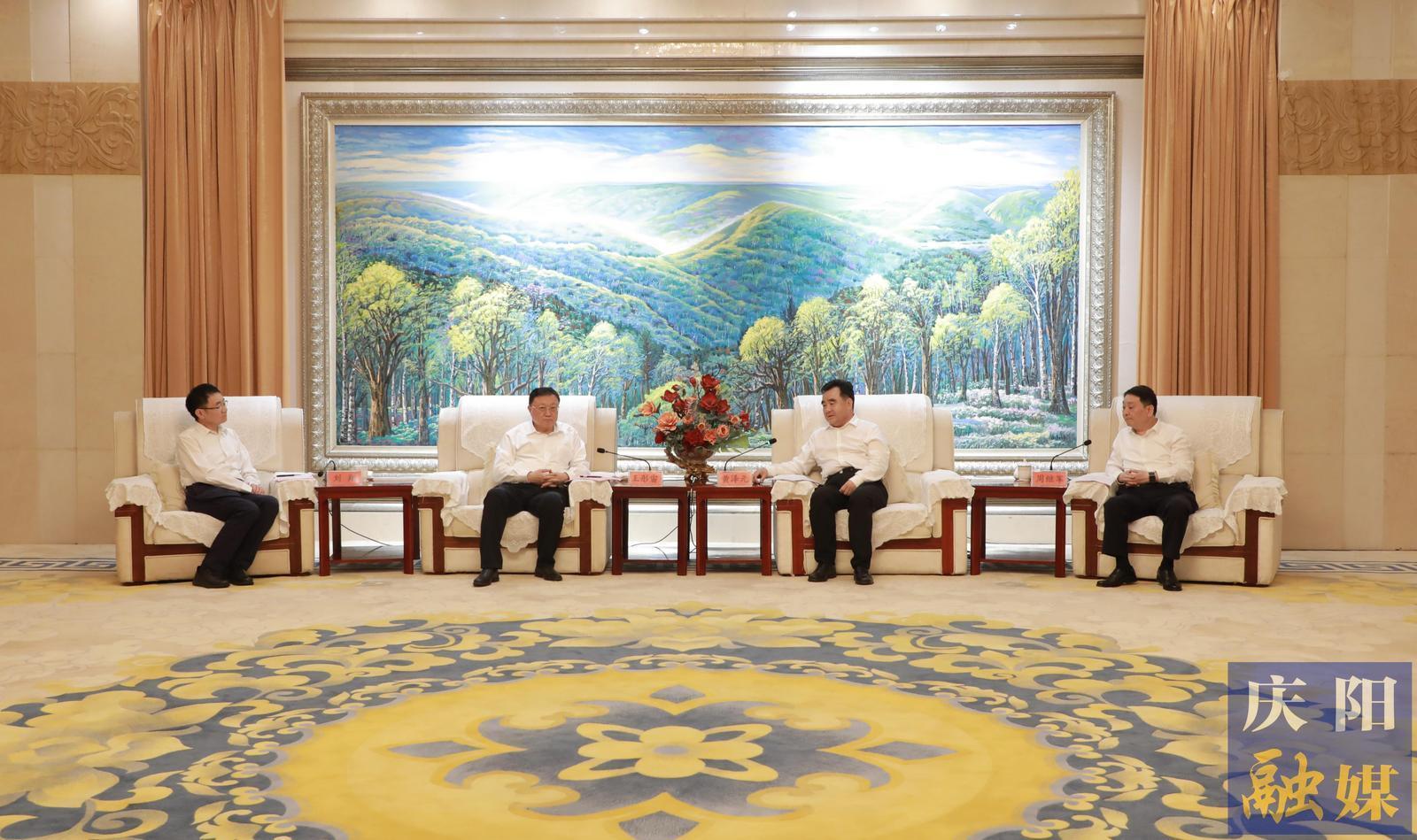 黃澤元周繼軍與中國交通建設(shè)集團(tuán)有限公司黨委書記、董事長王彤宙一行座談