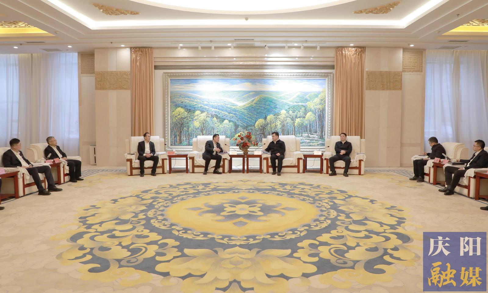 黃澤元周繼軍與中國(guó)鐵塔甘肅省分公司黨委書記、總經(jīng)理戴海兵一行座談