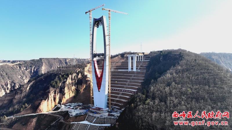 G244線慶陽過境段公路項(xiàng)目張鐵溝特大橋5號(hào)索塔裝飾鋼結(jié)構(gòu)安裝完成