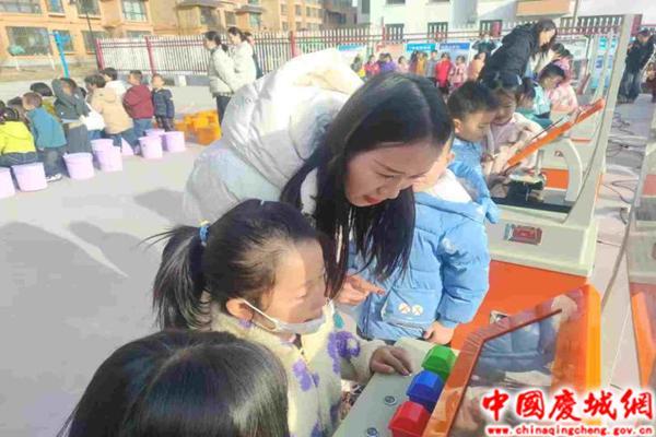 科普潤童心 共筑科學(xué)夢 慶城縣科普大篷車走進鳳城幼兒園