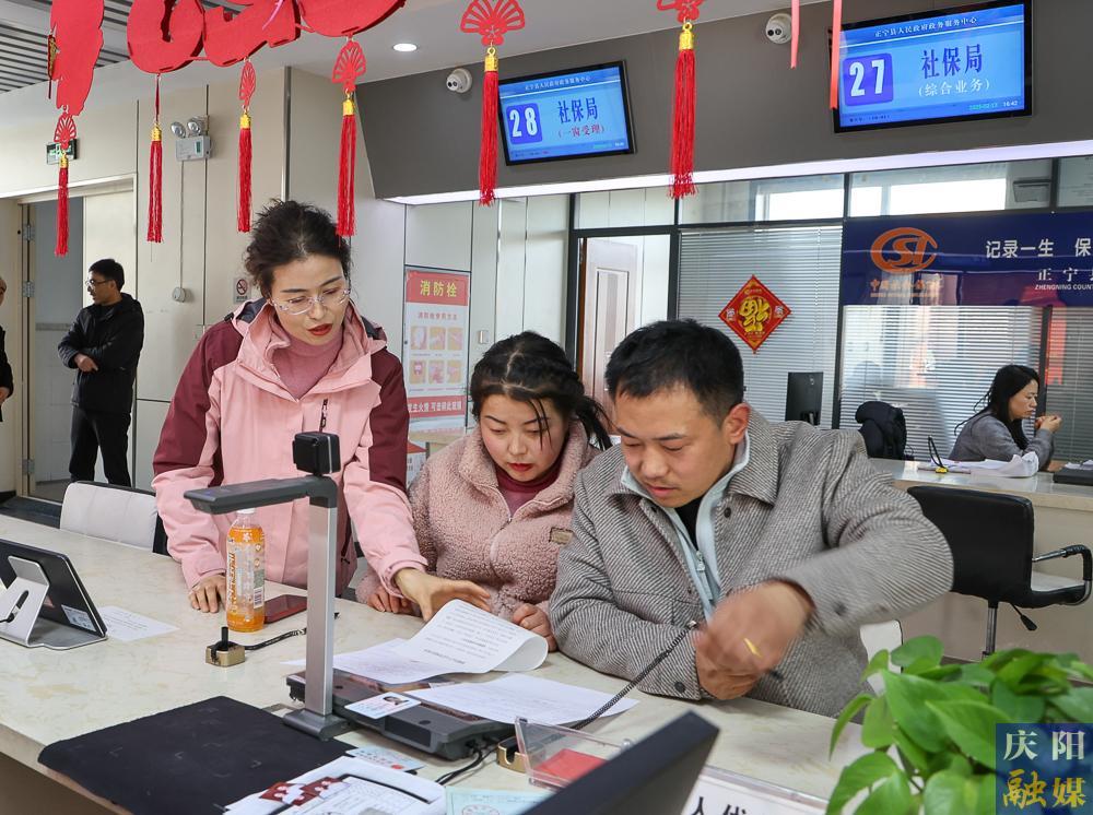 【攝影報道】正寧縣“小寧幫辦”：政務服務新亮點，提升群眾滿意度