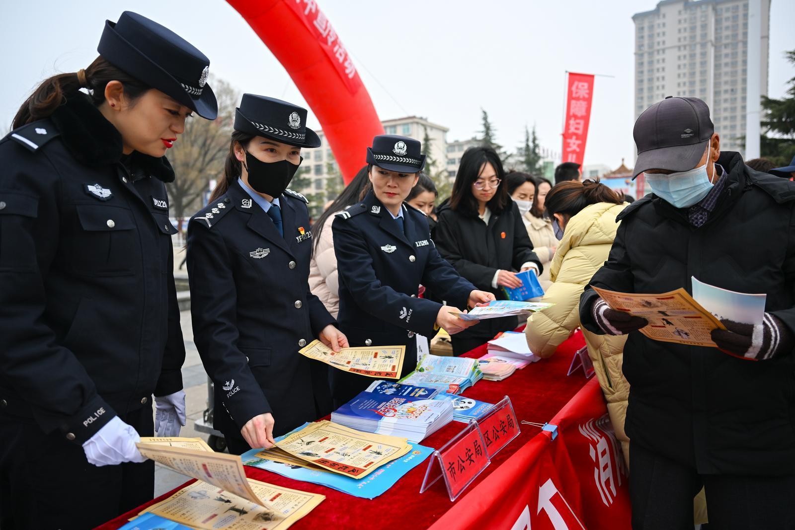 【攝影報道】“建設法治慶陽·巾幗在行動”慶陽市“三八”維權(quán)周集中宣傳活動舉行
