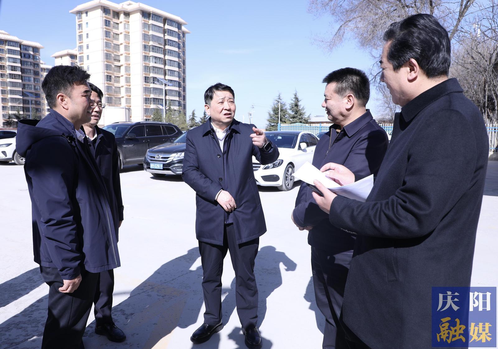 周繼軍在西峰區(qū)調(diào)研踏勘重點項目建設(shè)工作