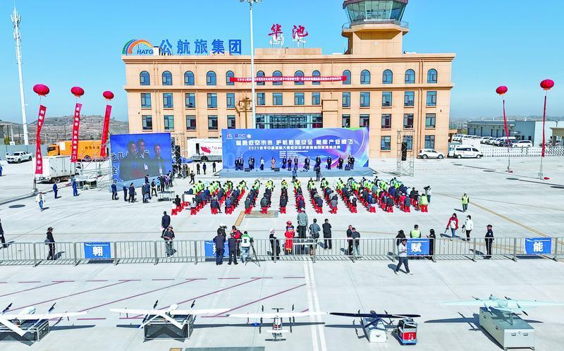 2025數(shù)字中國(guó)創(chuàng)新大賽·低空經(jīng)濟(jì)賽道·特別報(bào)道丨無(wú)人機(jī)秒變“巡檢尖兵”！全國(guó)首次油田巡檢挑戰(zhàn)賽在慶陽(yáng)舉行