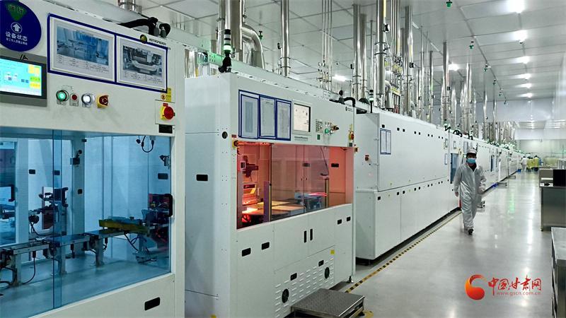 強信心 看發(fā)展丨酒泉新能源工廠 “機器人”來了