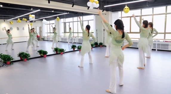 歷經(jīng)十余載風(fēng)雨兼程，夢玉女子藝術(shù)團(tuán)在各界關(guān)懷下茁壯成長